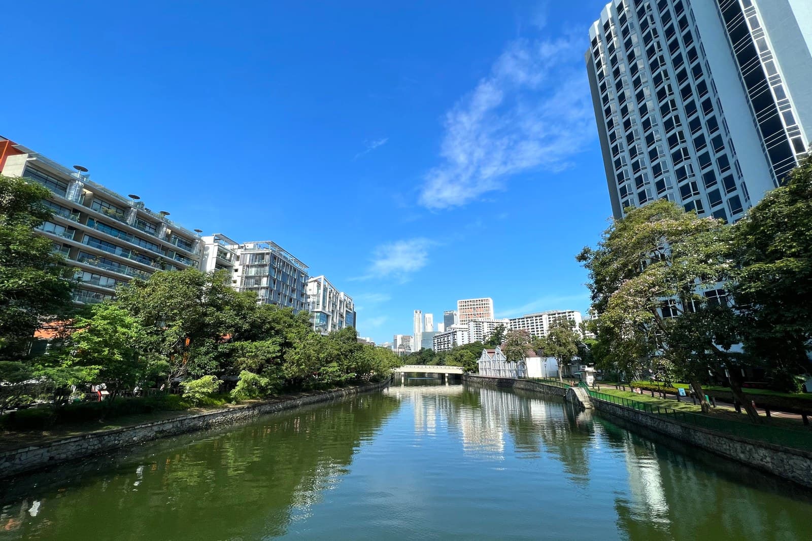 Robertson Quay on the Singapore River, downstream of The River Opus The Singapore River at Robertson Quay with the riverside promenade and apartment blocks